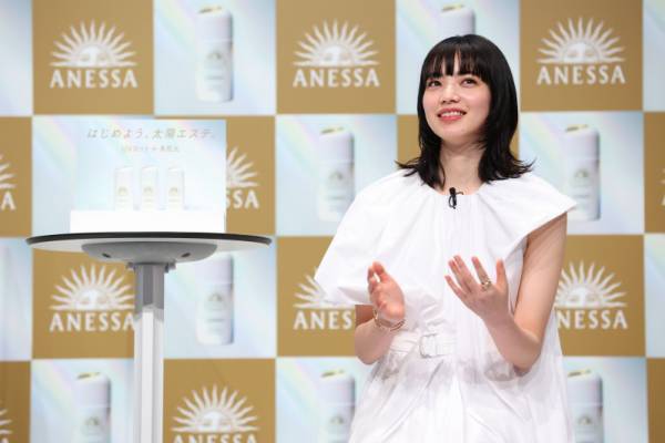 小松菜奈、アネッサ新ミューズに就任、美肌“三種の神器”は「アネッサ、ベッド、納豆」その理由は？