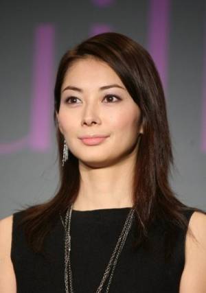 伊東美咲さんがメガネをかけた近影を公開「お綺麗」「変わらぬ美しさ」と反響