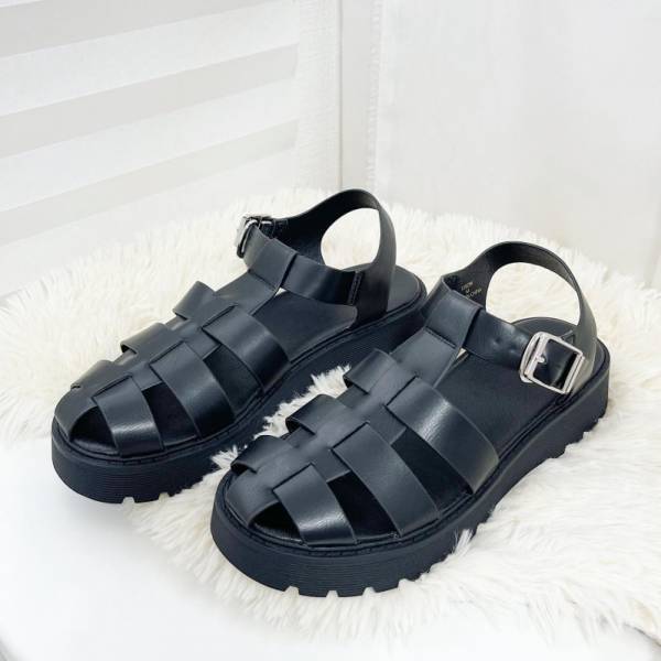 今っぽおしゃれが楽しめる【GU】ボリュームソールグルカサンダルが今年も話題