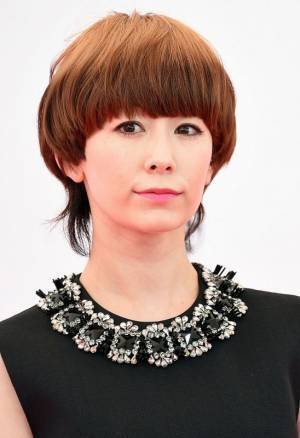 木村カエラさんがすごい体勢で写真に…「柔らかっ」「ぐきっといっちゃいそう」ファンからツッコミ