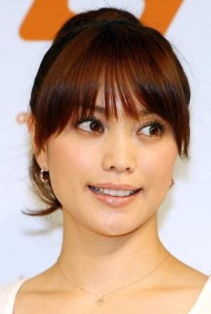 蛯原友里さん大胆な背中露出に「もはや芸術」「はなじでる」ファン悶絶