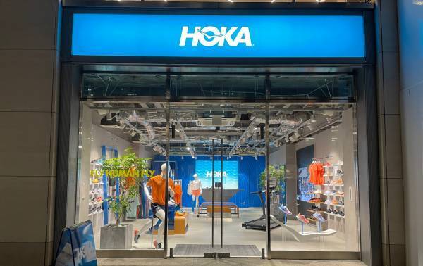 皇居ランナー必見！進化系ランシューズショップ【HOKA 丸の内店】が面白いワケって？！