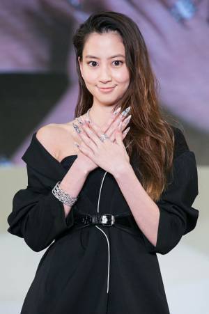 河北麻友子さん、桐谷美玲さんのホワイトコーデに「天使ちゃん」「可愛すぎる妖精」と反響