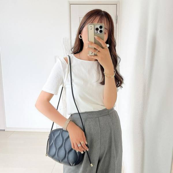 チラ見せが女っぽ♡【GU】リブカットアウトTなら今買って秋まで活躍！