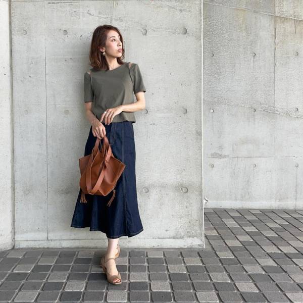 チラ見せが女っぽ♡【GU】リブカットアウトTなら今買って秋まで活躍！