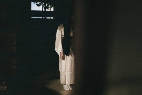 【恐怖体験】天井に笑顔で手を振る娘「バイバイしてくれたね」一体そこにいたのは…