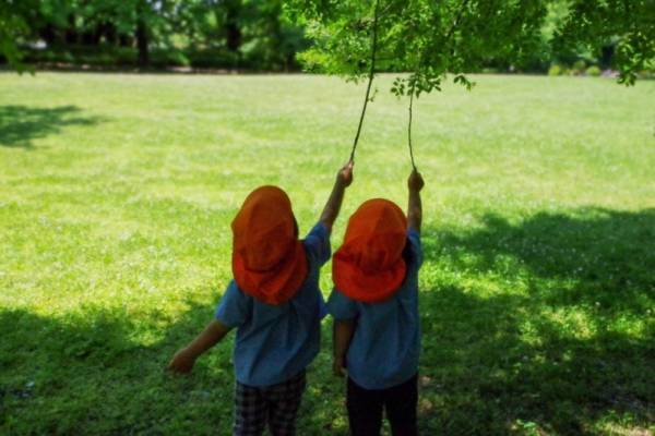 【恐怖体験】誕生日会の写真を現像すると足の無い女性が写っていて…