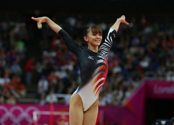 田中理恵さんの美しすぎるV字！大胆脚上げに「えー！」「どうなってるの？！」と反響