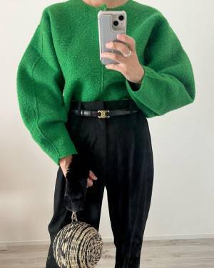 映え確実！鮮やかグリーンが魅力の【ZARA】ショートスウェットシャツって？！