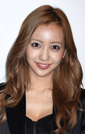 板野友美さん、娘さん1歳の誕生日に家族ショット投稿「ホンマに天使」「最強人類」と大反響