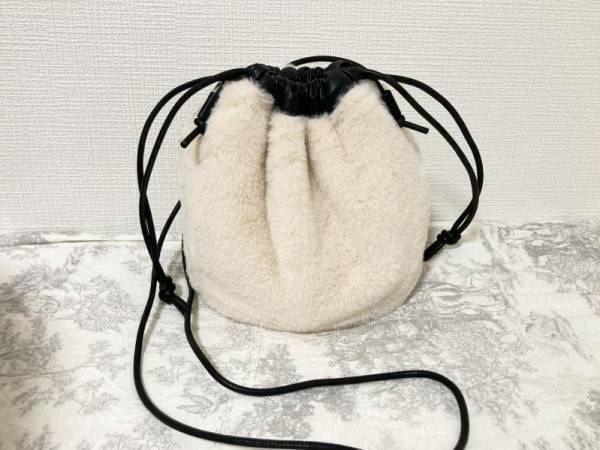 かわいすぎる二刀流！【GU】ファー＆レザーのリバーシブル巾着はどんなコーデとも好相性