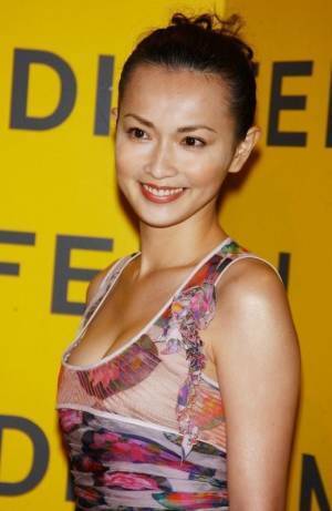 長谷川京子さん真っ赤なランジェリー姿に「大人の色気」「セクシーでクール」と反響