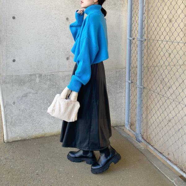あのドラマヒロインと同じ！？【青ニット♡】こなれ感のあるコーデが大人気です