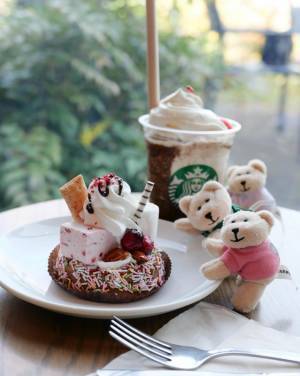 「贅沢なのにコスパいいんじゃない？」【スタバ新作】ボリューム感抜群のミックスパフェケーキがバズってます！