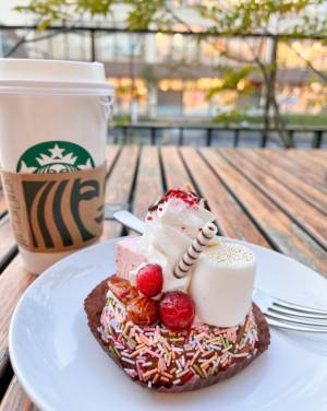 「贅沢なのにコスパいいんじゃない？」【スタバ新作】ボリューム感抜群のミックスパフェケーキがバズってます！
