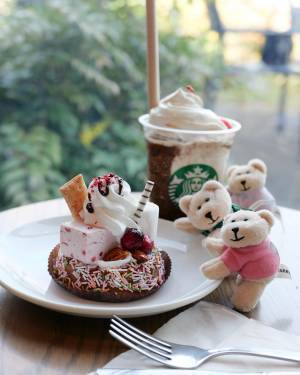 「贅沢なのにコスパいいんじゃない？」【スタバ新作】ボリューム感抜群のミックスパフェケーキがバズってます！