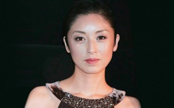 高岡早紀さんが自宅キッチンを公開！「お店の厨房みたい」「広くてスタイリッシュ」と大反響