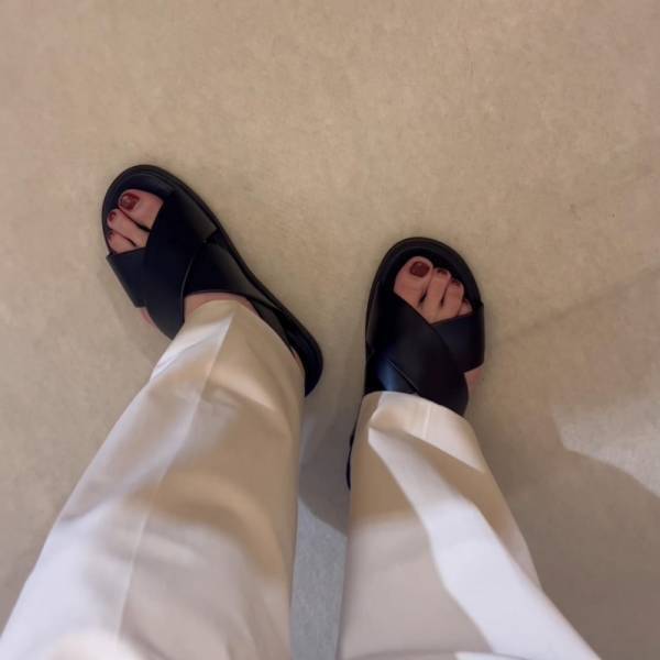 「赤ネイルがセクシー映え！」【ユニクロ】の超優秀バックストラップサンダルが大活躍の予感