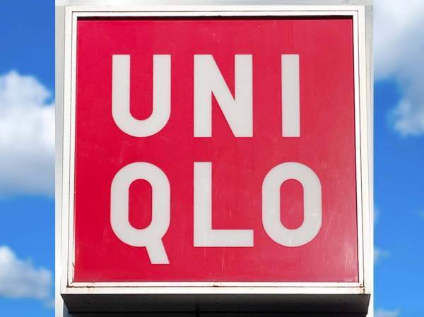 「赤ネイルがセクシー映え！」【ユニクロ】の超優秀バックストラップサンダルが大活躍の予感