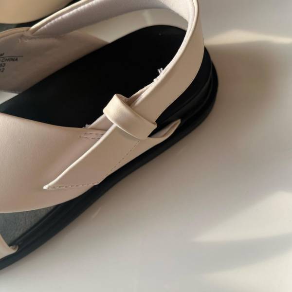 「赤ネイルがセクシー映え！」【ユニクロ】の超優秀バックストラップサンダルが大活躍の予感