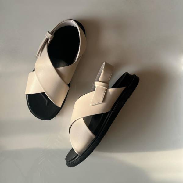 「赤ネイルがセクシー映え！」【ユニクロ】の超優秀バックストラップサンダルが大活躍の予感