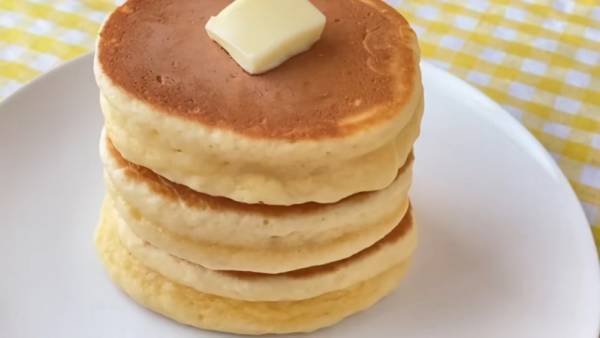【ふわふわのホットケーキ】を簡単に作る方法！市販のホットケーキミックスで作れる裏技レシピ