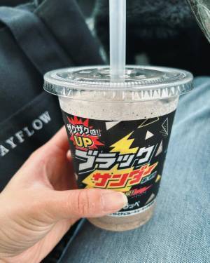 今年もおいしさイナズマ級！【ファミリーマート】ブラックサンダーフラッペにファン殺到！