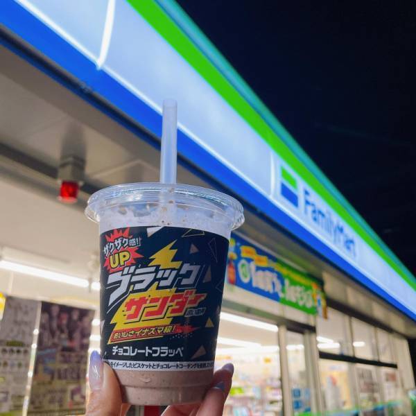 今年もおいしさイナズマ級！【ファミリーマート】ブラックサンダーフラッペにファン殺到！