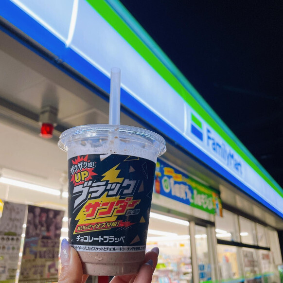 今年もおいしさイナズマ級！【ファミリーマート】ブラックサンダーフラッペにファン殺到！
