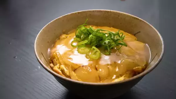 「食事処さくら」の【究極の卵丼レシピ】簡単でふわふわ♡人気の卵丼が家にある材料で作れる