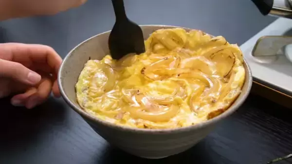 「食事処さくら」の【究極の卵丼レシピ】簡単でふわふわ♡人気の卵丼が家にある材料で作れる