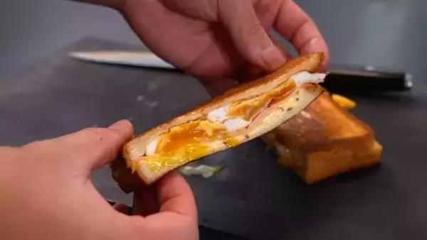 【フライパンで作る卵ホットサンド】10分で完成！食パン2枚でできる簡単レシピ