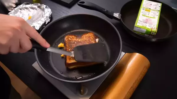 【フライパンで作る卵ホットサンド】10分で完成！食パン2枚でできる簡単レシピ