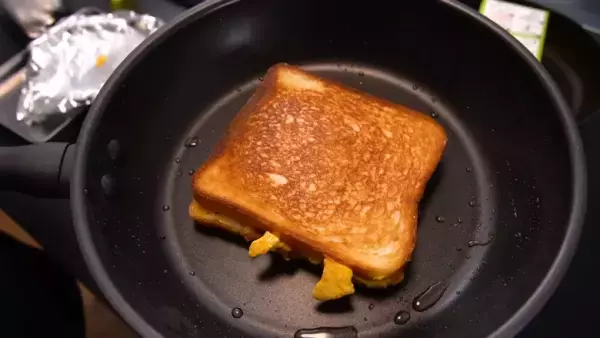 【フライパンで作る卵ホットサンド】10分で完成！食パン2枚でできる簡単レシピ