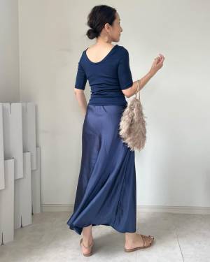 「後ろ姿が女っぽ♡」ちょいセクシーなシルエット【GU】高見えサテンスカートは買わなきゃ損！