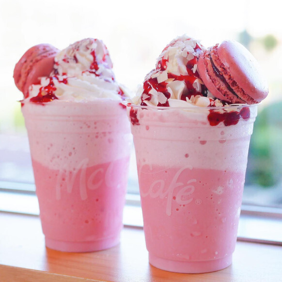 「贅沢過ぎる組み合わせに大反響！」【マックカフェ】新作ホワイトチョコ×ストロベリーが最高♡マカロン添えも！