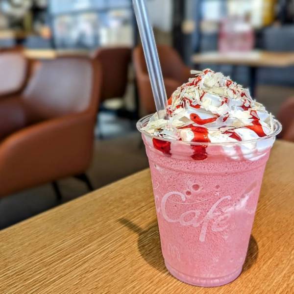 「贅沢過ぎる組み合わせに大反響！」【マックカフェ】新作ホワイトチョコ×ストロベリーが最高♡マカロン添えも！