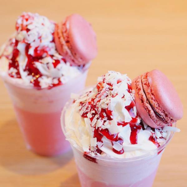 「贅沢過ぎる組み合わせに大反響！」【マックカフェ】新作ホワイトチョコ×ストロベリーが最高♡マカロン添えも！