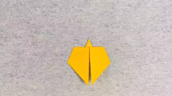 【秋の折り紙】簡単！子供もいっしょに楽しめるかわいいイチョウの作り方