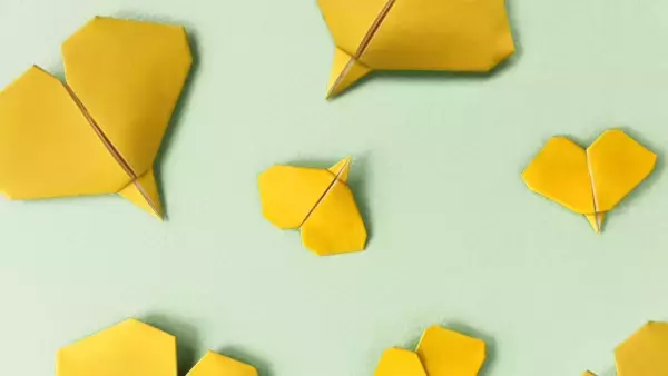 【秋の折り紙】簡単！子供もいっしょに楽しめるかわいいイチョウの作り方