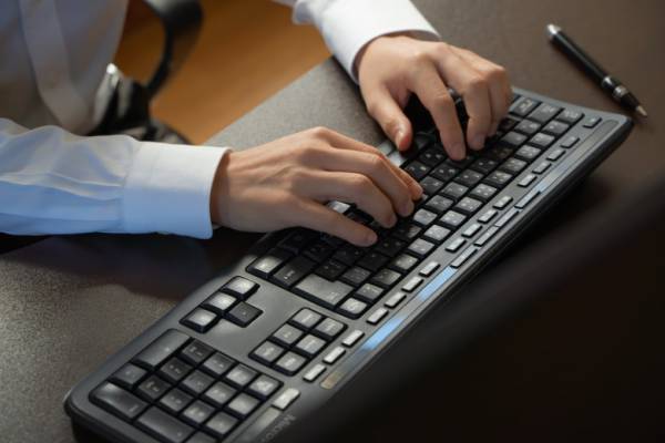 「彼氏から連絡来ない」ほっとく期間は？彼から連絡がないときの対処法も解説