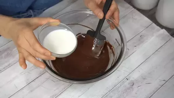 【オーブンなし】材料3つ！バレンタインの簡単チョコレートケーキレシピ