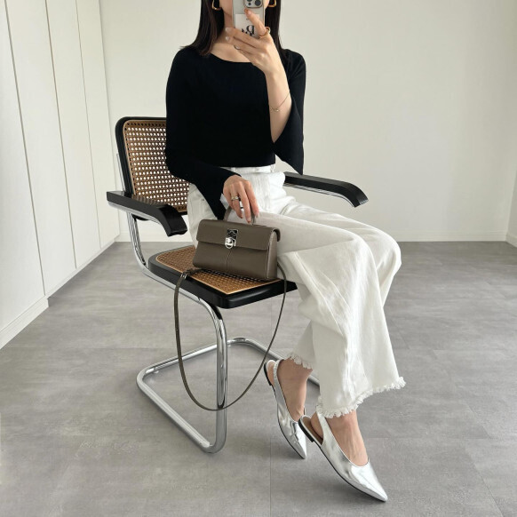 「おしゃれな人はメタリックカラー推し♪」【GU】トレンド感満載のバックストラップシューズ