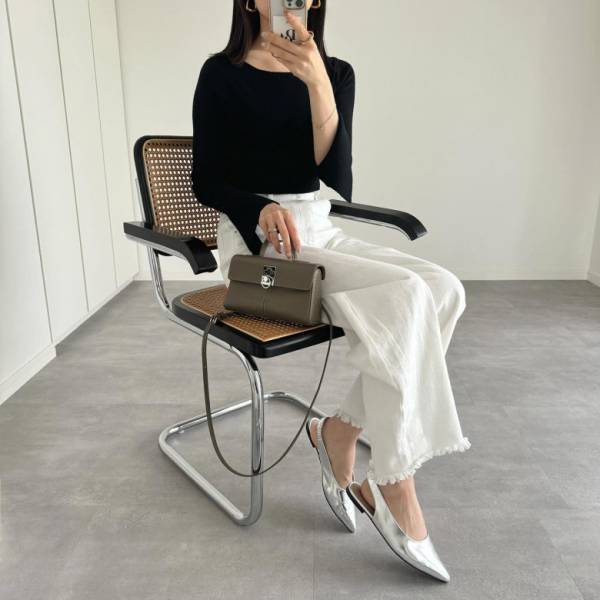 「おしゃれな人はメタリックカラー推し♪」【GU】トレンド感満載のバックストラップシューズ