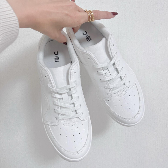 「え？これが3,990円には見えません！」【UNIQLO C】オールホワイトの新作スニーカーが万能すぎと大好評！