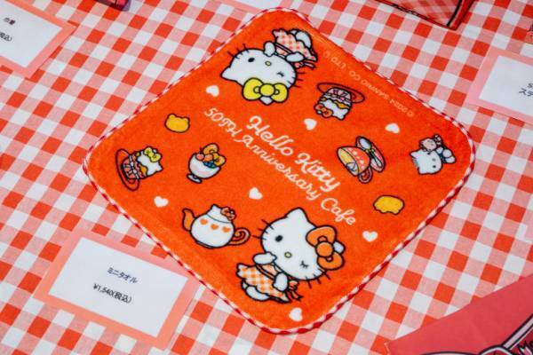 【ハローキティ50周年！】「メニューも店内もラブリーすぎ♡」記念カフェが期間限定でオープン！