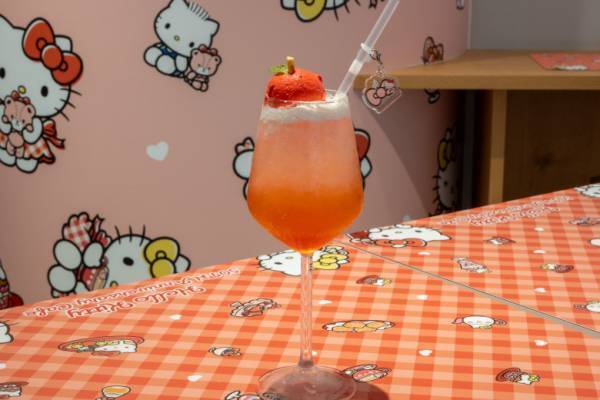 【ハローキティ50周年！】「メニューも店内もラブリーすぎ♡」記念カフェが期間限定でオープン！