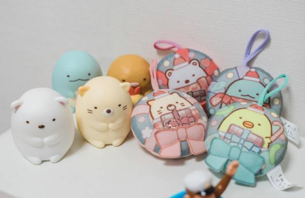 クリスマスやお正月にぴったり♪【ハッピーセットⓇ】に「おさるのジョージ」と「すみっコぐらし」が登場！