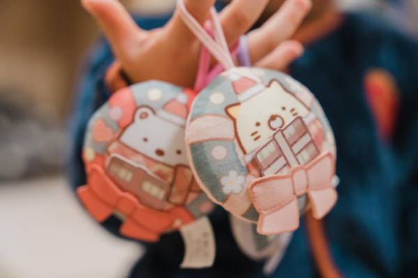 クリスマスやお正月にぴったり♪【ハッピーセットⓇ】に「おさるのジョージ」と「すみっコぐらし」が登場！