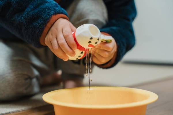 クリスマスやお正月にぴったり♪【ハッピーセットⓇ】に「おさるのジョージ」と「すみっコぐらし」が登場！